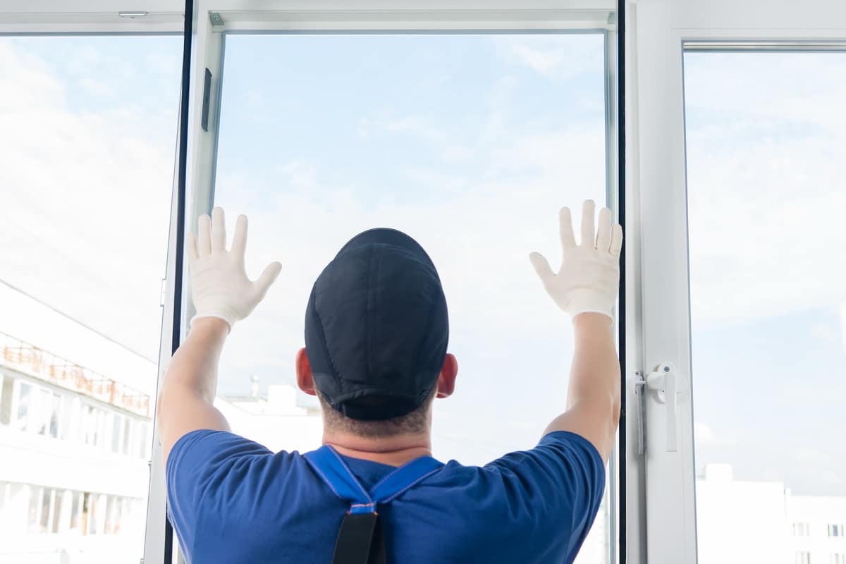La pose d'un film adhésif pour décorer les vitres d'une fenêtre