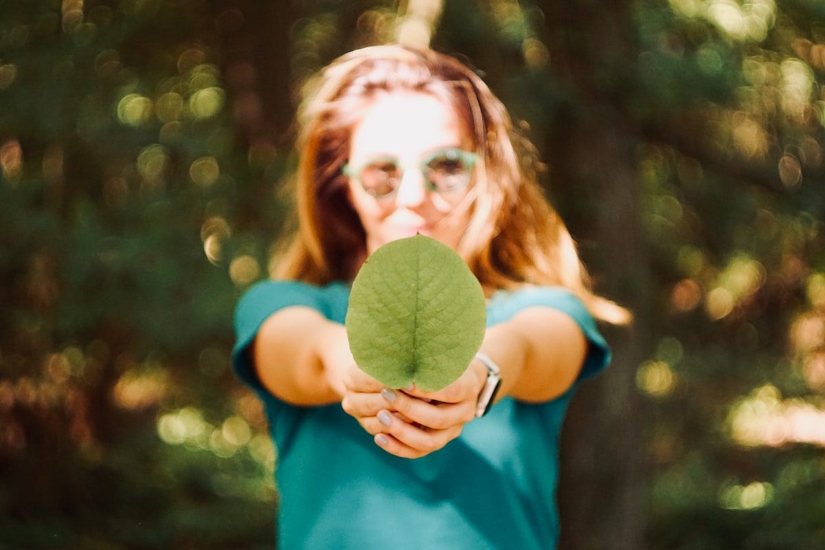 femme avec feuille d’arbre femme avec feuille d'arbre